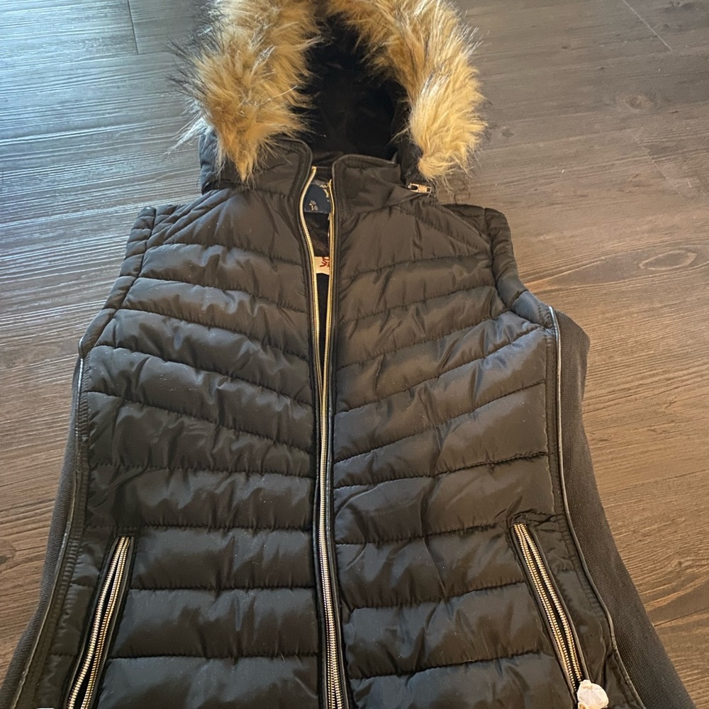 Size M. Never worn black vest, removable fur hood.
